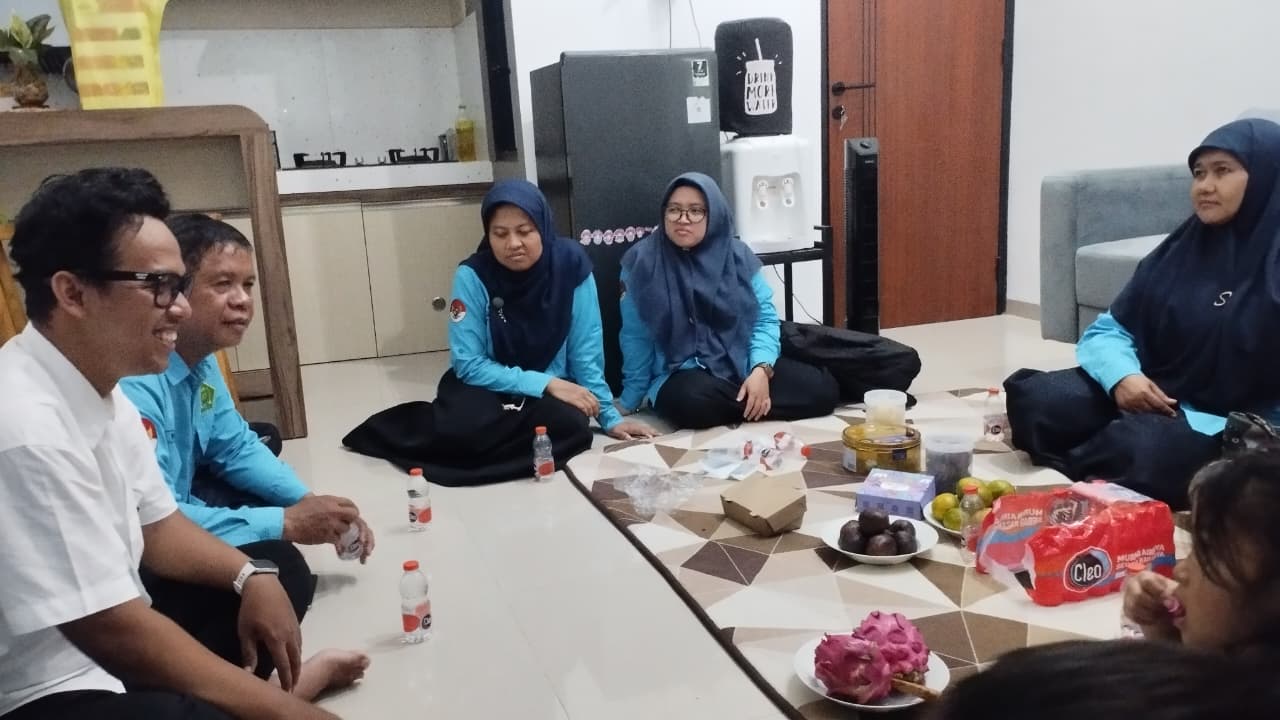Wujud Kepedulian, Keluarga Besar MTsN 9 Bantul Jenguk Suami Guru yang Sedang Sakit